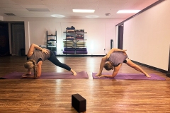 1_skandasana